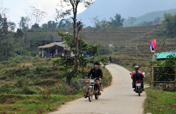 Hiện nay, trên địa bàn tỉnh, nhiều người dân vẫn chưa chấp hành nghiêm chỉnh qui định bắt buộc đội mũ bảo hiểm đối với người đi mô tô, xe gắn máy, xe đạp điện. Hiện nay, trên địa bàn tỉnh, nhiều người dân vẫn chưa chấp hành nghiêm chỉnh qui định bắt buộc đội mũ bảo hiểm đối với người đi mô tô, xe gắn máy, xe đạp điện.