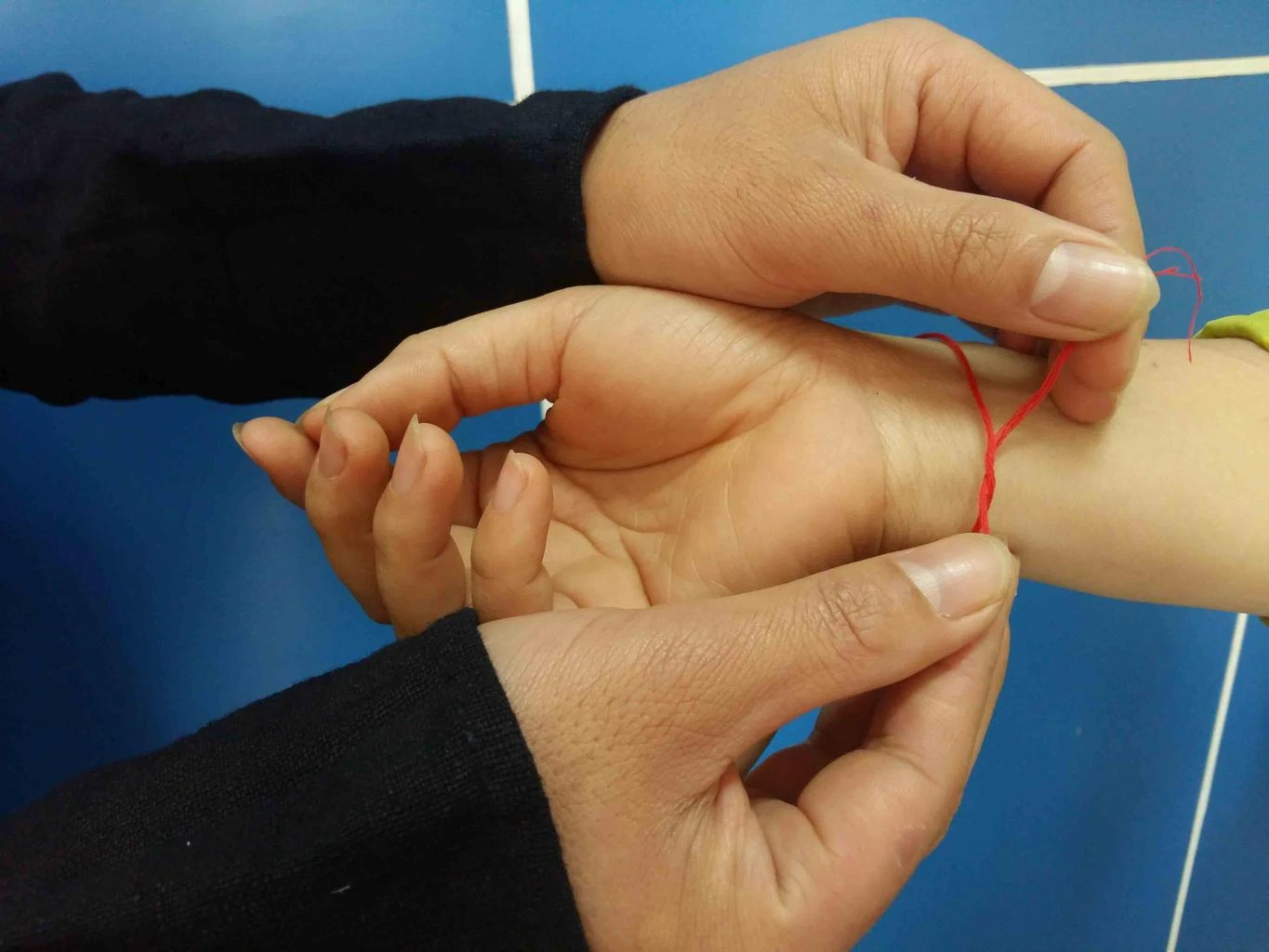 Tục buộc chỉ cổ tay của người Dao ảnh 1 Tục buộc chỉ cổ tay của người Dao ảnh 1