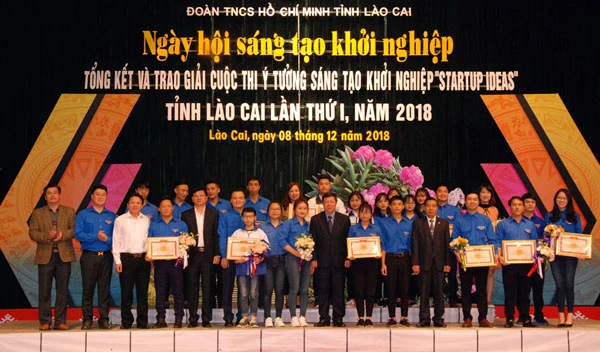 Ban Tổ chức cuộc thi chụp ảnh lưu niệm với các tác giả, nhóm tác giả đạt giải.
