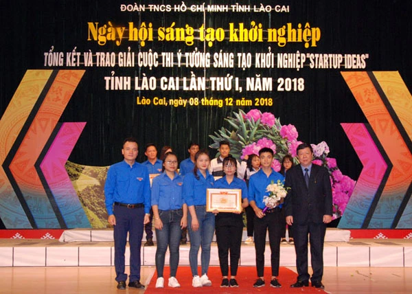 Phó Chủ tịch UBND tỉnh Lê Ngọc Hưng trao giải Nhì cho các tác giả. Trao giải Ba cho các tác giả.