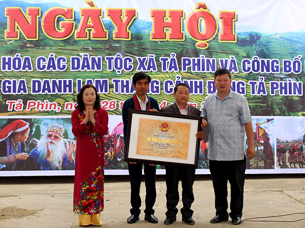 Ban tổ chức trao Bằng Xếp hạng Di tích quốc gia cho lãnh đạo UBND xã Tả Phìn. Ban tổ chức trao Bằng Xếp hạng Di tích quốc gia cho lãnh đạo UBND xã Tả Phìn.