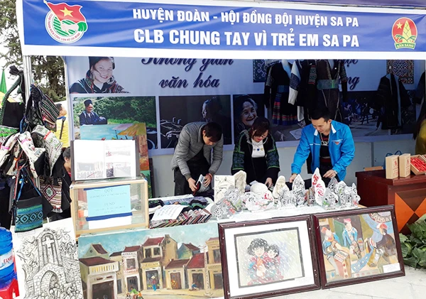 Gian hàng bán các sản phẩm truyền thống.