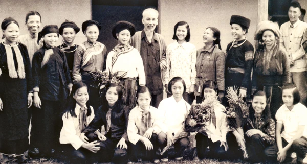 Bác hồ với đại biểu đồng bào các dân tộc tỉnh Lào Cai. Ảnh: tư liệu