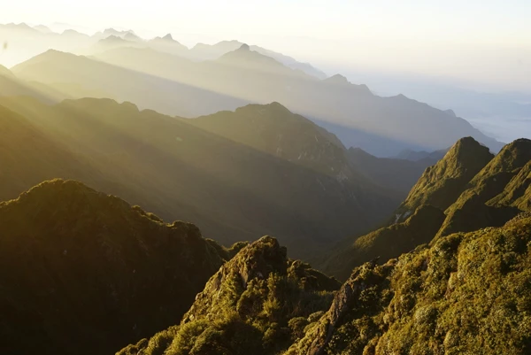 Hùng vĩ Hoàng Liên. (Ảnh: Ngọc Bằng)