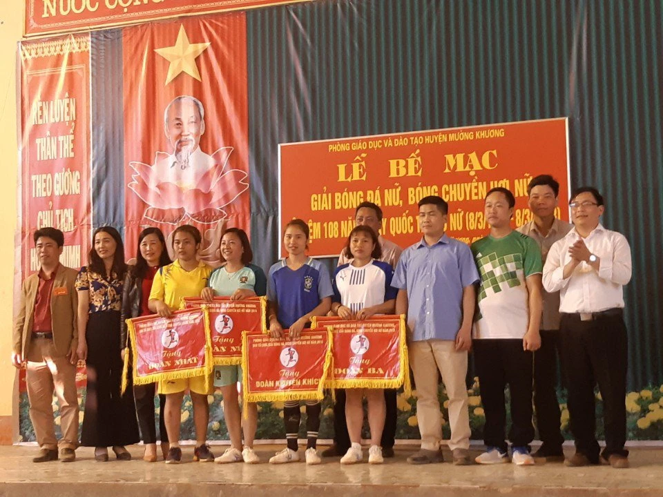 Ban tổ chức trao giải bộ môn bóng đá.
