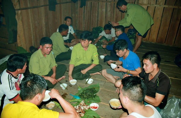 Bữa cơm của những người tuần rừng.