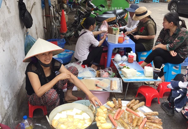 Gánh hàng rong góp phần quảng bá ẩm thực Việt Nam bên kia biên giới.