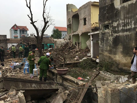 Cơ quan Công an đang tiến hành khám nghiệm hiện trường vụ nổ.