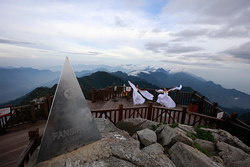 Chiêm ngưỡng ruộng bậc thang xanh ngắt tại bản Cát Cát. Một thác nước trong rừng Vườn Quốc gia Hoàng Liên. Vẻ đẹp ruộng bậc thang khiến cho du khách rất thích thú. Càng lên cao phong cảnh càng hùng vỹ. Khoảnh khắc hiếm có khi biển mây xuất hiện tại độ cao 3.000 mét. Mây phủ trắng xóa tạo nên khung cảnh huyền ảo. Quần thể chùa trên đỉnh Fansipan ngỡ như thiên đường. Ngẫu hứng trên đỉnh Fansipan. Fansipan là điểm đến không thể thiếu của du khách khi đến với Sa Pa. Fansipan lung linh về đêm. Bình minh xuất hiện như “tiên cảnh” tại quần thể Fansipan.