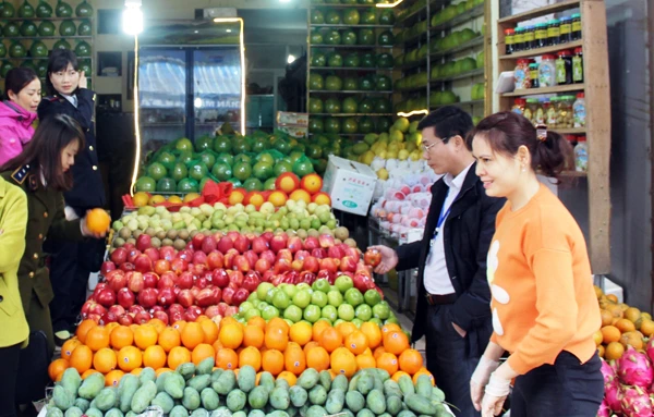 Lực lượng chức năng tỉnh Lào Cai kiểm tra nguồn gốc xuất xứ hàng hóa dịp cuối năm.