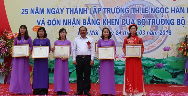 Trao Bằng khen của Bộ Giáo dục và Đào tạo cho 5 giáo viên có nhiều đóng góp cho sự phát triển của nhà trường.