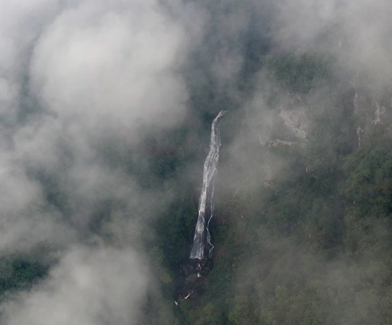 Chiêm ngưỡng ruộng bậc thang xanh ngắt tại bản Cát Cát. Một thác nước trong rừng Vườn Quốc gia Hoàng Liên. Vẻ đẹp ruộng bậc thang khiến cho du khách rất thích thú. Càng lên cao phong cảnh càng hùng vỹ. Khoảnh khắc hiếm có khi biển mây xuất hiện tại độ cao 3.000 mét. Mây phủ trắng xóa tạo nên khung cảnh huyền ảo. Quần thể chùa trên đỉnh Fansipan ngỡ như thiên đường. Ngẫu hứng trên đỉnh Fansipan. Fansipan là điểm đến không thể thiếu của du khách khi đến với Sa Pa. Fansipan lung linh về đêm. Bình minh xuất hiện như “tiên cảnh” tại quần thể Fansipan.