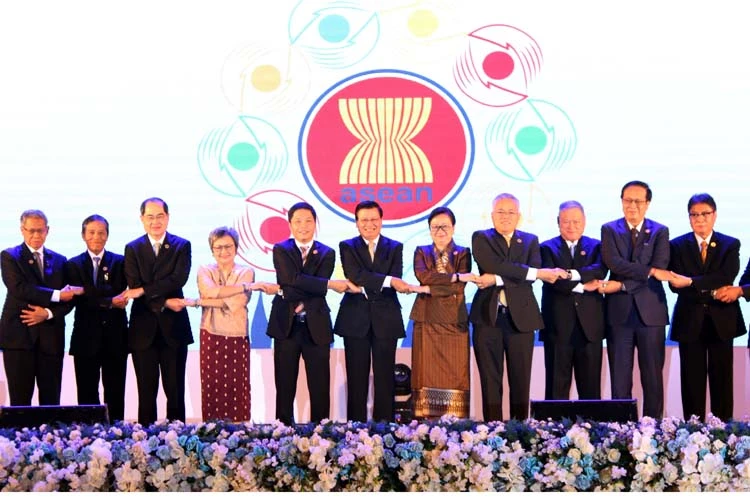Bộ trưởng Bộ Công Thương Trần Tuấn Anh (thứ 5 từ trái sang) tham dự Hội nghị AEM 48.