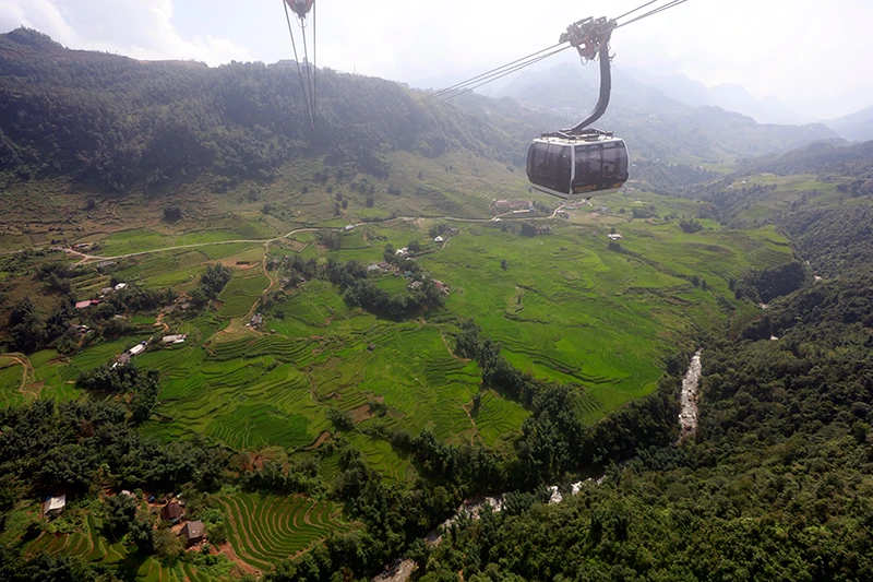 Chiêm ngưỡng ruộng bậc thang xanh ngắt tại bản Cát Cát. Một thác nước trong rừng Vườn Quốc gia Hoàng Liên. Vẻ đẹp ruộng bậc thang khiến cho du khách rất thích thú. Càng lên cao phong cảnh càng hùng vỹ. Khoảnh khắc hiếm có khi biển mây xuất hiện tại độ cao 3.000 mét. Mây phủ trắng xóa tạo nên khung cảnh huyền ảo. Quần thể chùa trên đỉnh Fansipan ngỡ như thiên đường. Ngẫu hứng trên đỉnh Fansipan. Fansipan là điểm đến không thể thiếu của du khách khi đến với Sa Pa. Fansipan lung linh về đêm. Bình minh xuất hiện như “tiên cảnh” tại quần thể Fansipan.