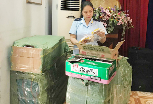 Cán bộ Đội kiểm soát Hải quan Lào Cai kiểm tra lô hàng bánh ngọt không rõ nguồn gốc.