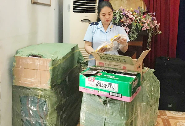 Cán bộ Đội kiểm soát Hải quan Lào Cai kiểm tra lô hàng bánh ngọt không rõ nguồn gốc.