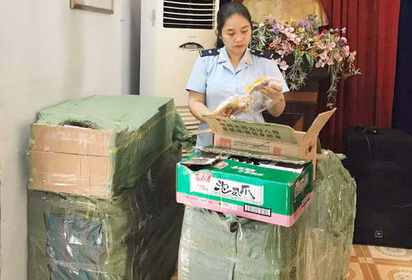 Cán bộ Đội kiểm soát Hải quan Lào Cai kiểm tra lô hàng bánh ngọt không rõ nguồn gốc.