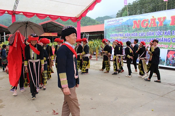 Trích đoạn lễ cúng Lễ Pút tồng của người Dao. Trích đoạn Lễ cưới của người Dao đỏ. Trình diễn viết thư pháp cổ của người Dao đỏ.