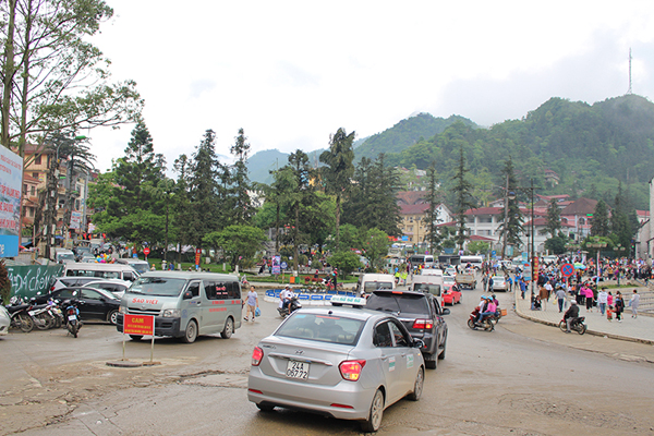 Các phương tiện di chuyển dễ dàng trong Khu vực thị trấn Sa Pa ngày 29/4. Các phương tiện di chuyển dễ dàng trong Khu vực thị trấn Sa Pa ngày 29/4.