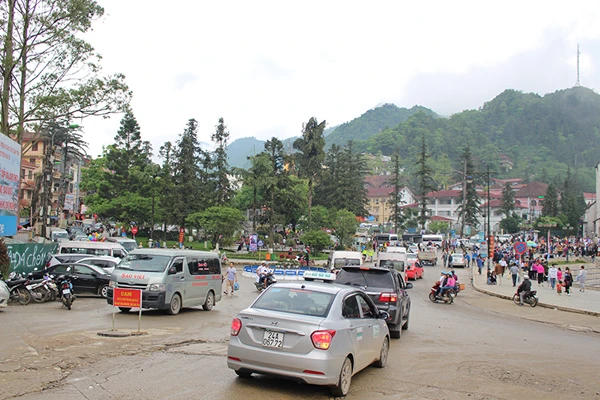 Các phương tiện di chuyển dễ dàng trong Khu vực thị trấn Sa Pa ngày 29/4.