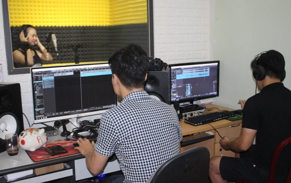 Linh và Kiên miệt mài với đam mê của mình.