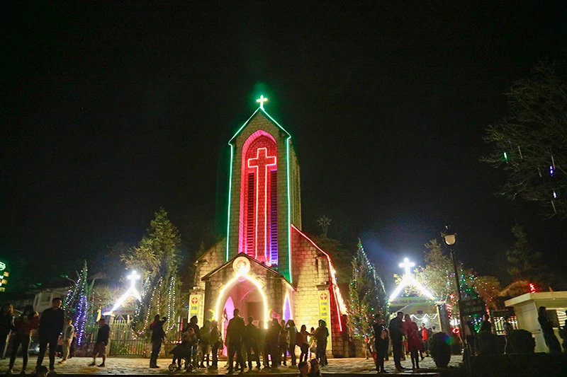 Người dân và du khách đón Giáng sinh tại Nhà thờ đá Sa Pa.
