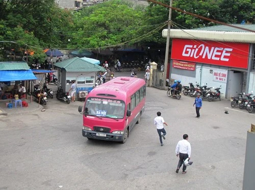 Xe chở khách tuyến cố định bắt buộc phải lắp đặt thiết bị giám sát hành trình. Trong ảnh: Bến xe phía Nam (Hà Nội).