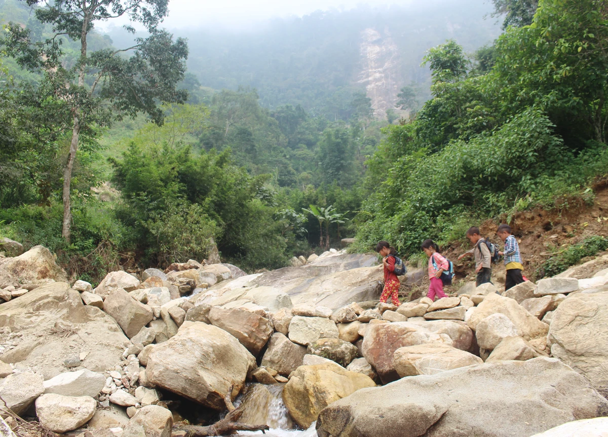 Đường tới trường còn lắm gian nan ảnh 8