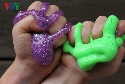 Đáp ứng nhu cầu của người chơi, slime được rao bán khắp nơi: trước cổng trường học, trên mạng xã hội, trên các trang web.