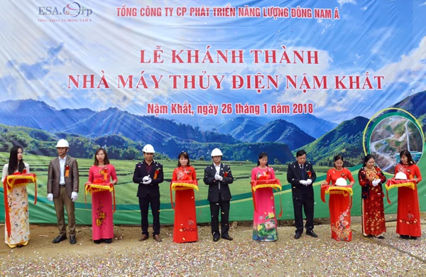 Các đại biểu cắt băng khánh thành Nhà máy Thủy điện Nậm Khắt.