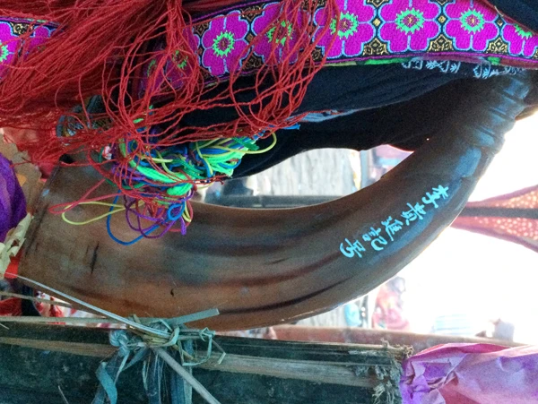 Chiếc sừng trâu khắc tên người đàn ông làm chủ gia đình thể hiện quyền sở hữu, sử dụng của họ. Chiếc sừng trâu khắc tên người đàn ông làm chủ gia đình thể hiện quyền sở hữu, sử dụng của họ.