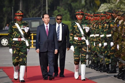 Chủ tịch nước Trần Đại Quang duyệt đội danh dự Bangladesh.