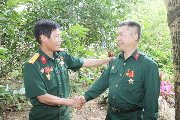 Cựu chiến binh Lương Ngọc Lân (trái ảnh) và Hoàng Quốc Bình ôn lại kỷ niệm những ngày chiến đấu cùng nhau trên xe R113.