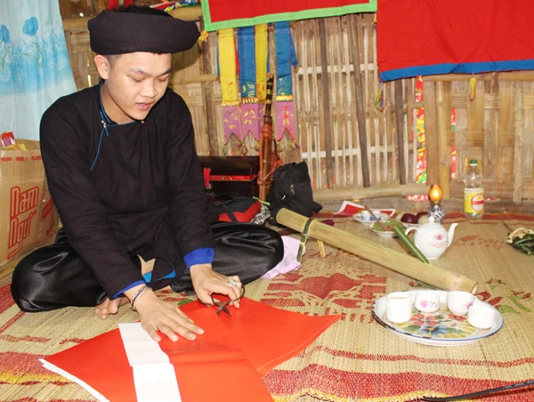 Theo phong tục, thầy Then - người chủ trì lễ then khoăn mừng thọ sẽ làm 4 hình khoăn (hình nhân), ô vàng, ô đỏ bằng giấy màu để đón khoăn, đón vía về nhà. Gia chủ sắp đồ để chuẩn bị làm lễ. Mâm hương làm lễ then khoăn mừng thọ được bày trí trang trọng trong nhà. Nhà khoăn, nhà kị, và nhà khóa được bày giữa nhà – tượng trưng cho nơi đem đến những điều may mắn, tốt đẹp và nơi xóa bỏ những điều không may mắn. Mâm thổ - hay còn gọi là mâm xin để nối số, với mục đich cầu xin sức khỏe, tuổi thọ cho người được làm lễ then khoăn. Thầy then cùng mọi người nhảy múa để mời vía khoăn về dự lễ then. Các thành viên trong gia đình sum họp về tham dự lễ then khoăn. Làn điệu then được thầy then cất lên để kiệu khoăn (vía) về nhà. Mọi người trong làng cùng nhau mổ lợn, gà, vịt để làm đồ cúng tế… …rồi cùng nhau sum họp ăn uống, chúc mừng cho chủ nhân của lễ then khoăn mừng thọ. Theo phong tục, thầy Then - người chủ trì lễ then khoăn mừng thọ sẽ làm 4 hình khoăn (hình nhân), ô vàng, ô đỏ bằng giấy màu để đón khoăn, đón vía về nhà. Gia chủ sắp đồ để chuẩn bị làm lễ. Mâm hương làm lễ then khoăn mừng thọ được bày trí trang trọng trong nhà. Nhà khoăn, nhà kị, và nhà khóa được bày giữa nhà – tượng trưng cho nơi đem đến những điều may mắn, tốt đẹp và nơi xóa bỏ những điều không may mắn. Mâm thổ - hay còn gọi là mâm xin để nối số, với mục đich cầu xin sức khỏe, tuổi thọ cho người được làm lễ then khoăn. Thầy then cùng mọi người nhảy múa để mời vía khoăn về dự lễ then. Các thành viên trong gia đình sum họp về tham dự lễ then khoăn. Làn điệu then được thầy then cất lên để kiệu khoăn (vía) về nhà. Mọi người trong làng cùng nhau mổ lợn, gà, vịt để làm đồ cúng tế… …rồi cùng nhau sum họp ăn uống, chúc mừng cho chủ nhân của lễ then khoăn mừng thọ.