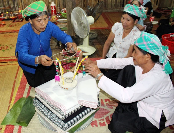 Độc đáo lễ then khoăn mừng thọ của người Tày (Văn Bàn) ảnh 5 Độc đáo lễ then khoăn mừng thọ của người Tày (Văn Bàn) ảnh 5
