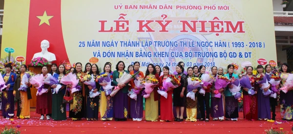 Tặng hoa kỷ niệm cho các cán bộ, giáo viên nhà trường qua các thời kỳ.