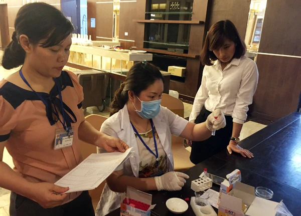 Cán bộ Chi cục ATVSTP tỉnh lấy mẫu và kiểm tra chất lượng thực phẩm.