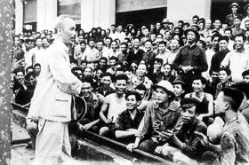 Bác Hồ với cán bộ, công nhân ngành Đường sắt Việt Nam. Ảnh tư liệu