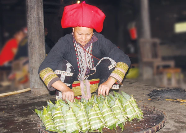 Bánh nhọn - món ăn truyền thống của người Dao đỏ ở Bản Khoang (Sa Pa).