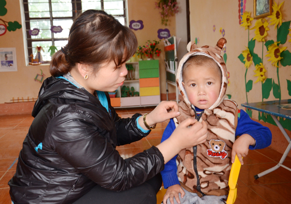 Cháu Vủi chủ yếu được cô giáo chăm sóc khi không có bố mẹ. Cháu Vủi chủ yếu được cô giáo chăm sóc khi không có bố mẹ.