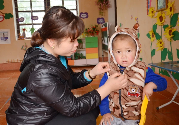 Cháu Vủi chủ yếu được cô giáo chăm sóc khi không có bố mẹ.