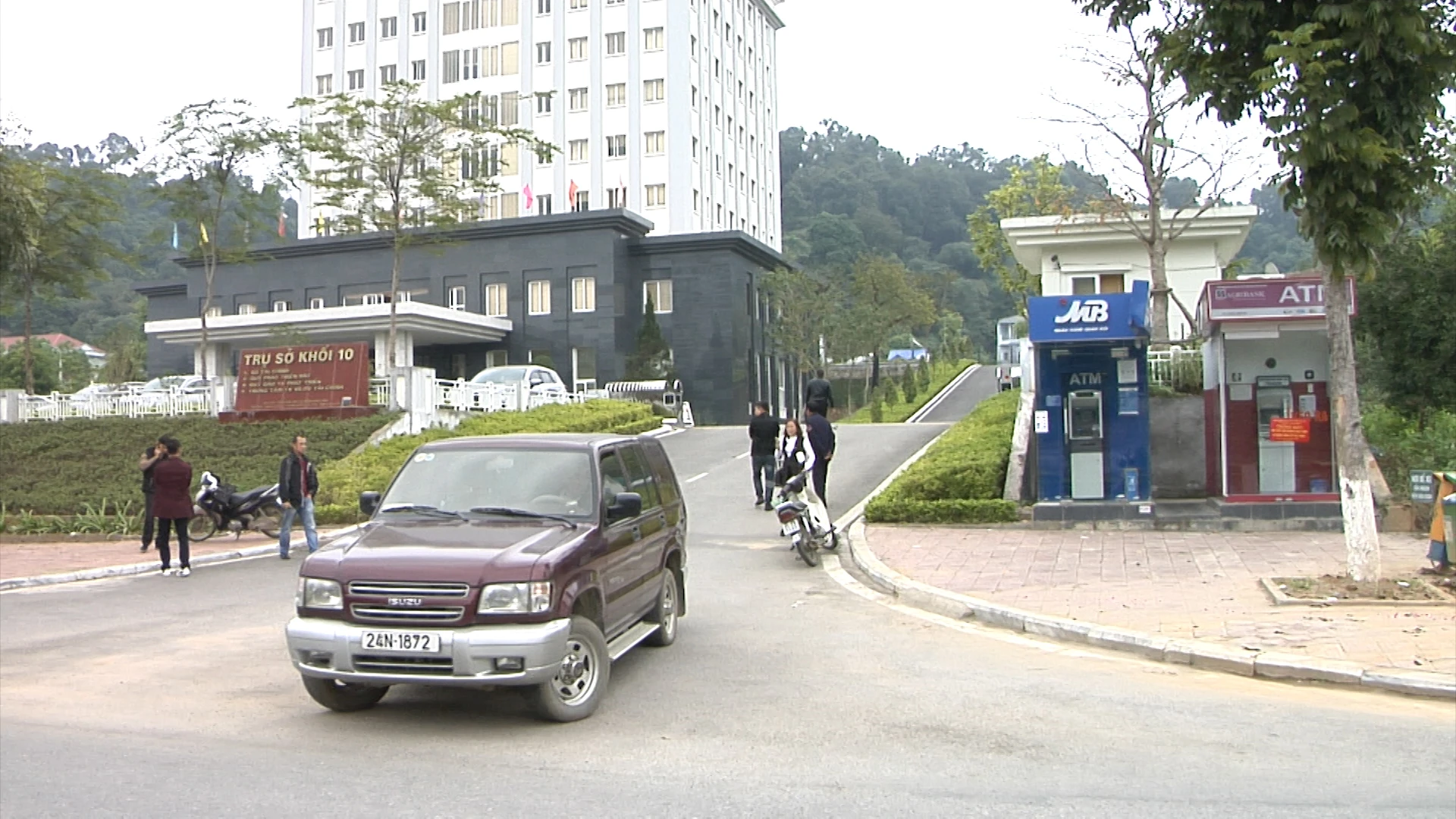 Một cây ATM (treo biển mầu đỏ) của ngân hàng Agribank Lào Cai bị kẻ gian xâm phạm rạng sáng ngày 14/12. Ảnh: Tiến Dũng Một cây ATM (treo biển mầu đỏ) của ngân hàng Agribank Lào Cai bị kẻ gian xâm phạm rạng sáng ngày 14/12. Ảnh: Tiến Dũng