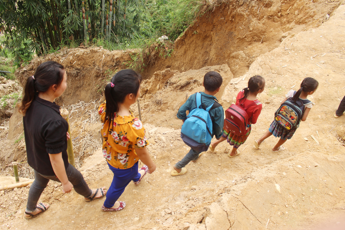 Đường tới trường còn lắm gian nan ảnh 4