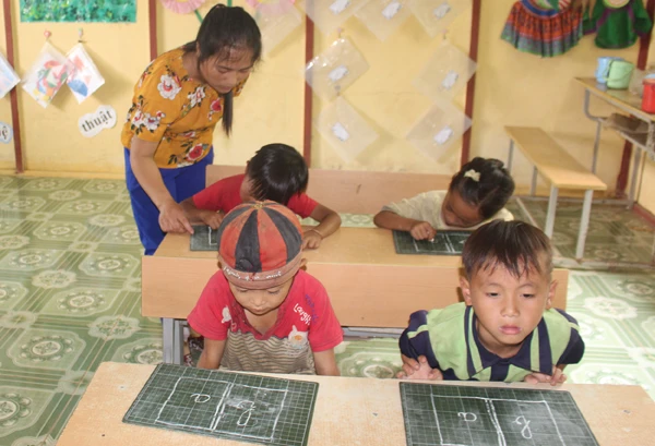 Cô giáo Vu và học sinh trong giờ Tiếng Việt.