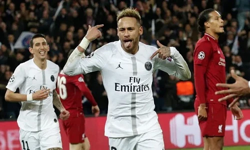 Neymar vui mừng sau khi ghi bàn thứ hai cho PSG vào lưới Liverpool.
