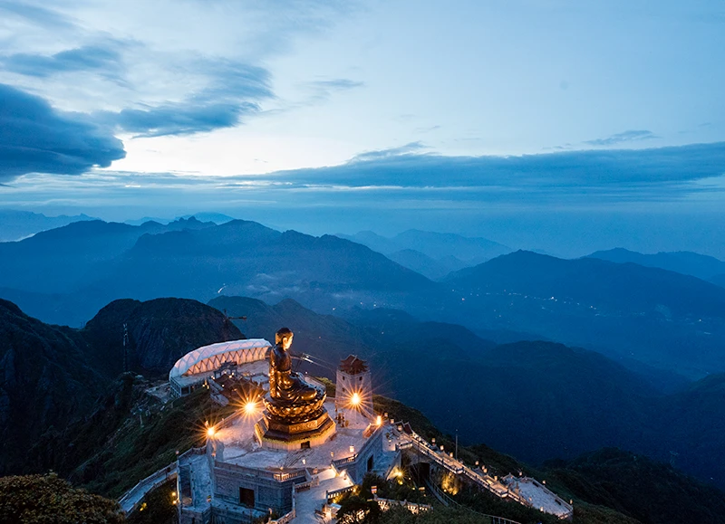 Chiêm ngưỡng ruộng bậc thang xanh ngắt tại bản Cát Cát. Một thác nước trong rừng Vườn Quốc gia Hoàng Liên. Vẻ đẹp ruộng bậc thang khiến cho du khách rất thích thú. Càng lên cao phong cảnh càng hùng vỹ. Khoảnh khắc hiếm có khi biển mây xuất hiện tại độ cao 3.000 mét. Mây phủ trắng xóa tạo nên khung cảnh huyền ảo. Quần thể chùa trên đỉnh Fansipan ngỡ như thiên đường. Ngẫu hứng trên đỉnh Fansipan. Fansipan là điểm đến không thể thiếu của du khách khi đến với Sa Pa. Fansipan lung linh về đêm. Bình minh xuất hiện như “tiên cảnh” tại quần thể Fansipan.