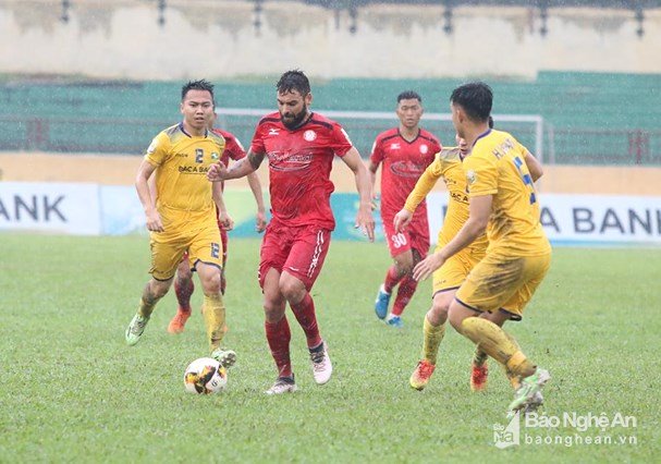 Trận đấu giữa SLNA và TPHCM diễn ra rất quyết liệt. Trận đấu giữa SLNA và TPHCM diễn ra rất quyết liệt.