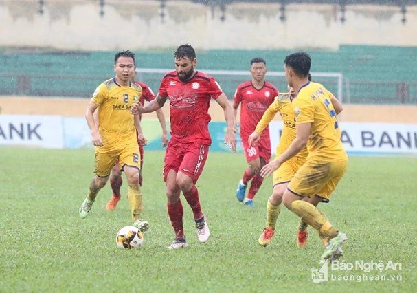 Trận đấu giữa SLNA và TPHCM diễn ra rất quyết liệt.