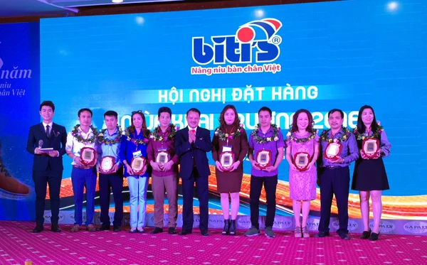 Lãnh đạo Công ty TNHH Sản xuất hàng tiêu dùng Bình Tiên trao Kỷ niệm chương cho trung gian phân phối có doanh thu cao nhất trong năm 2017.