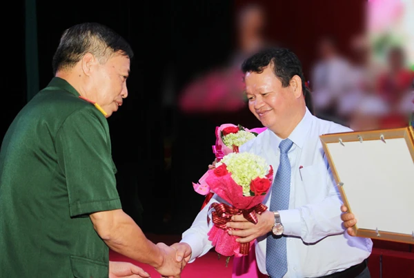 Các đại biểu tham quan gian trưng bày của các cơ quan, đơn vị. Các đồng chí lãnh đạo tỉnh tặng hoa và trao Bằng khen cho các tập thể, cá nhân. Các đại biểu chụp ảnh lưu niệm tại Lễ kỷ niệm.